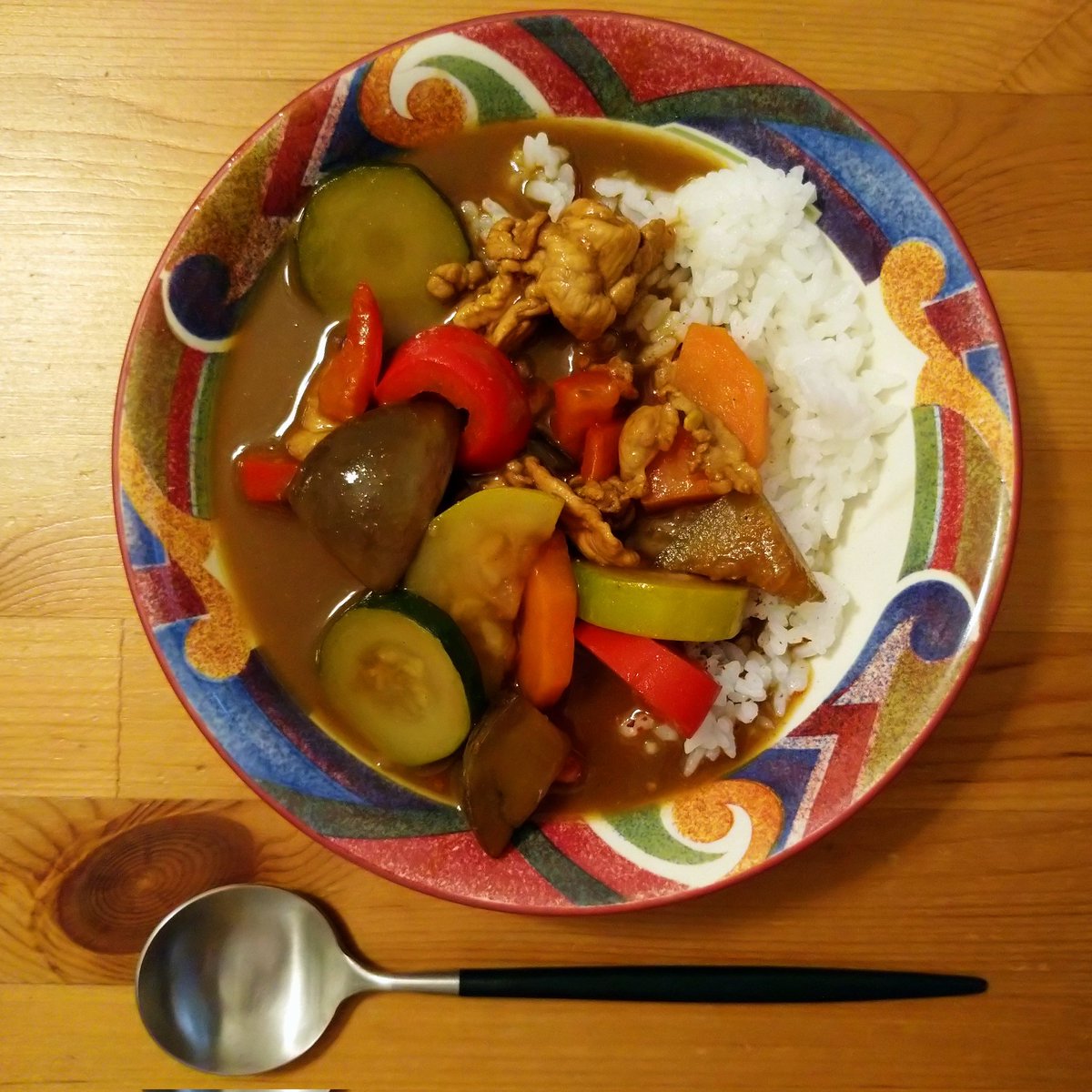 今日の夕飯💕我が家のシンプルカレーライス😂💯なんで旨いんだろう🤣これだけあれば、何も要らない✨いただきま～す💕🤣呑まれる方はかんぱーい🍻