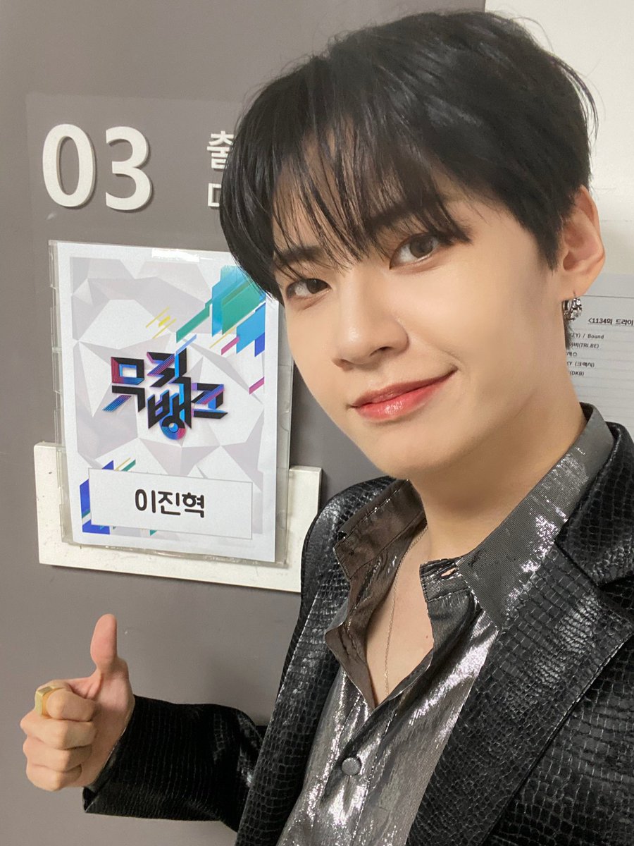 Babysun_Rabbit's tweet photo. 브이단에겐 세상에서 가장 소중한 브이단의 왕자님 크랙 무대 이렇게 보내려니 너무 아쉬워🥺 그러니까 우리 후속곡 어때?!😉💙
#크랙막방이와요_후속곡주시와요 
#Rooftop_withJH https://t.co/p9ntorqrWz