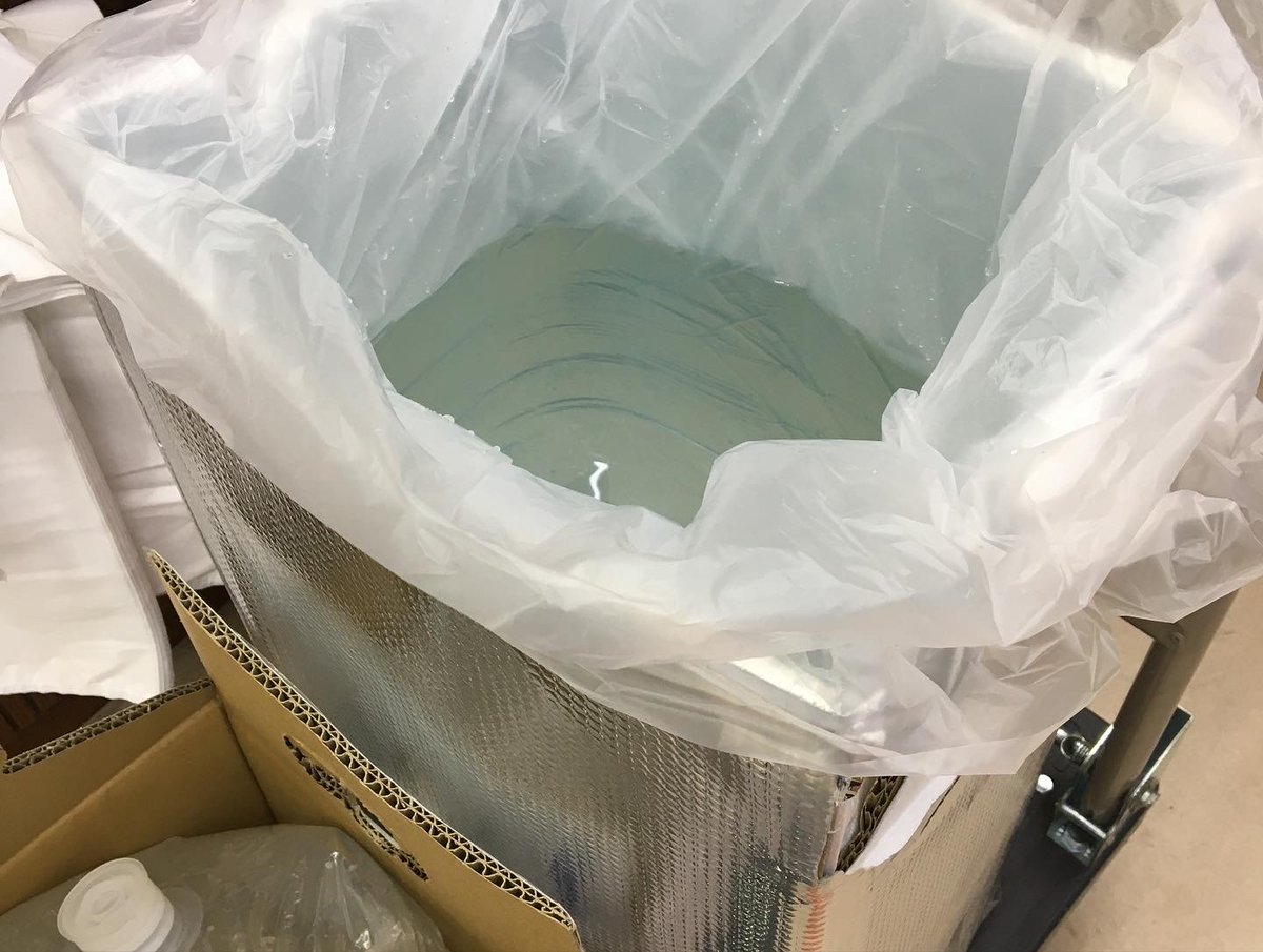 sakeliberty's tweet photo. 草薙のリバティです。
清水区の断水でお困りの方、
水を運ぶタンクの無い方、
新品の45Lのゴミ袋をご用意下さい。
当店にて段ボールに水を入れてお持ち帰り頂けます。飲用に浄水器に通した水もご用意できます。
お気軽にお申し付け下さい。
明日も21:00まで営業してます。 https://t.co/WhaHT0mJPq