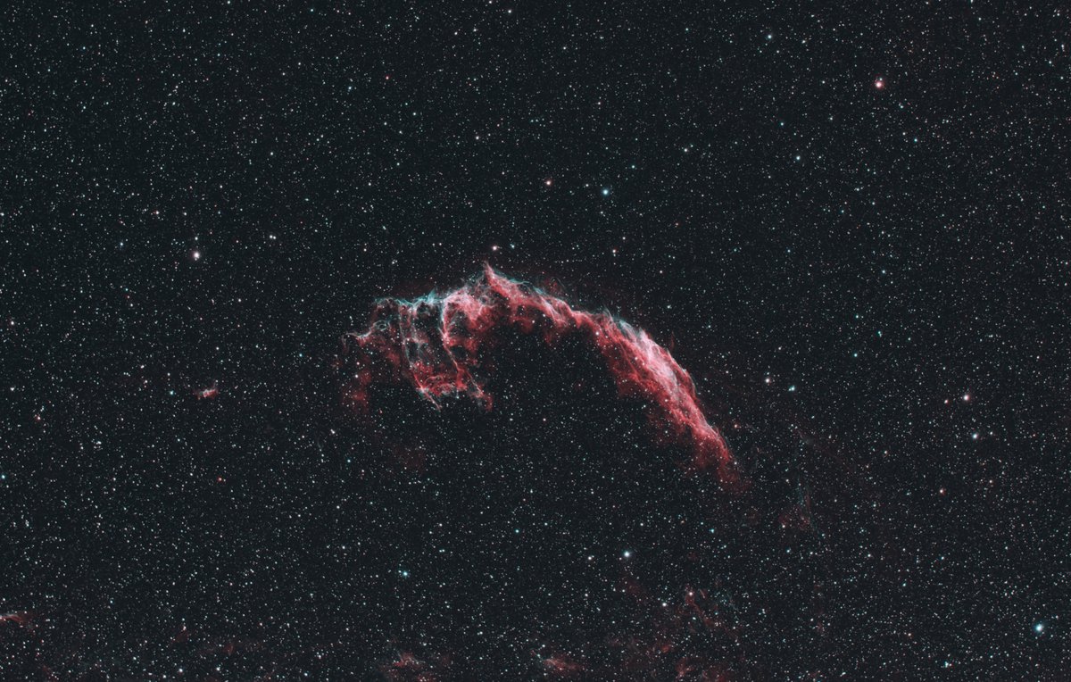 kushalbhatt86's tweet photo. Eastern veil nebula is a large relatively faint supernova remnant in the constellation Cygnus. It is the expanding remains of a star exploded around 8000 years ago. The entire nebula is 100 light years across at a distance of 2100 light years from earth. #deepskyimaging https://t.co/KHfTLfXXNi