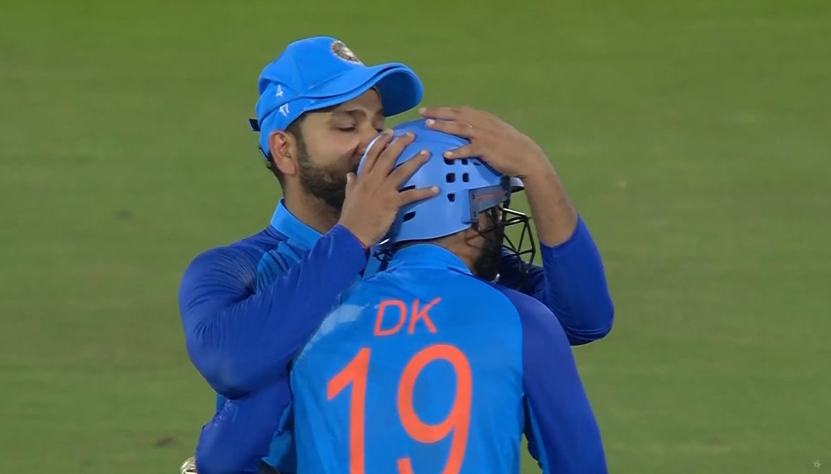 smart__leaks's tweet photo. A quirky date like this !!!

#INDvsAUS #DineshKarthik #RohitSharma https://t.co/rqquseVvjM