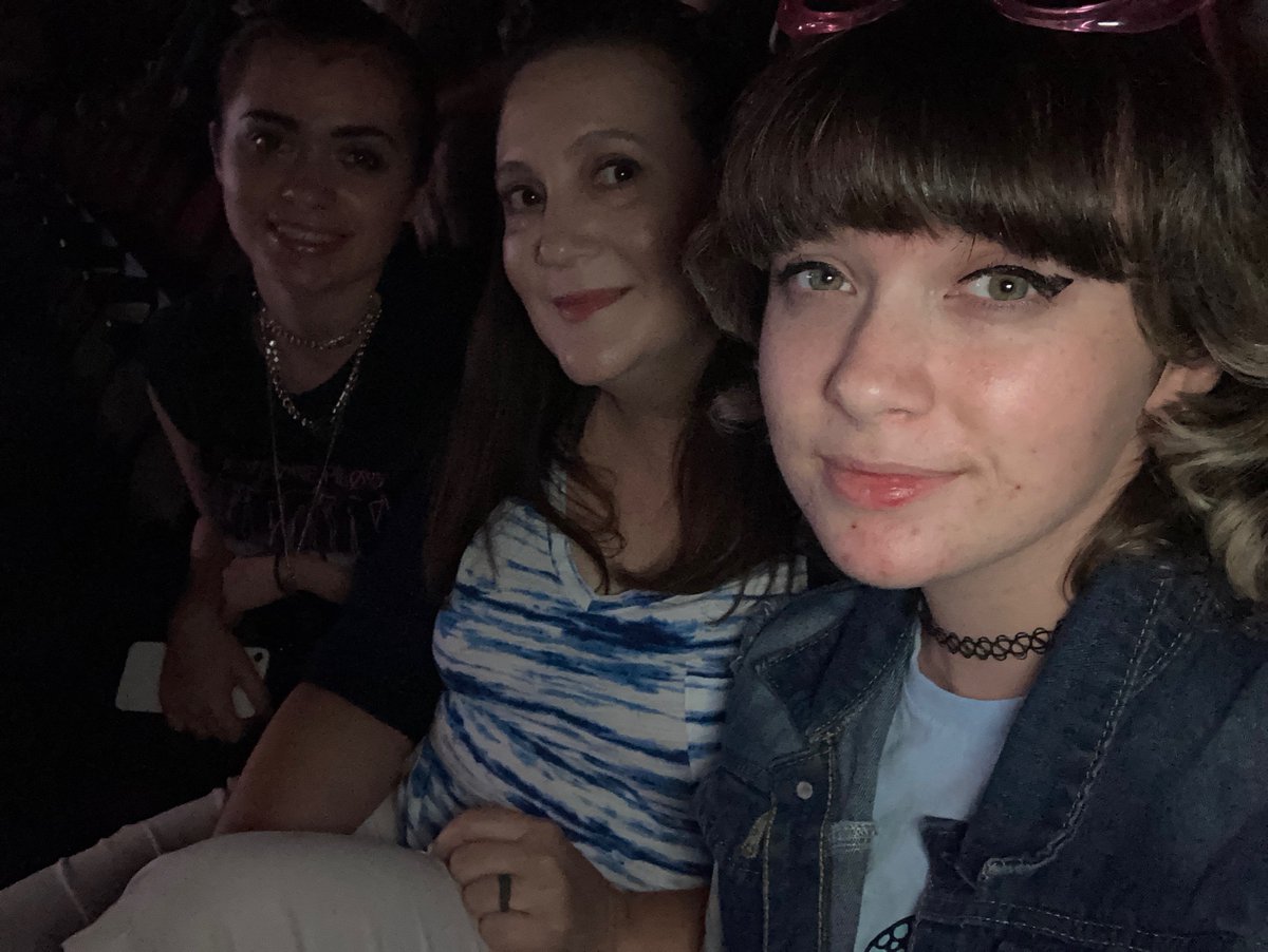 TeddiIvey's tweet image. As the @twentyonepilots #icytour ends, I can’t thank @tylerrjoseph and @joshuadun enough for choosing blue tones as tour colors and bringing back the opportunity for blue eyeshadow. I slathered so much blue on my eyes, and re-lived 80s glam in a way I never thought possible.