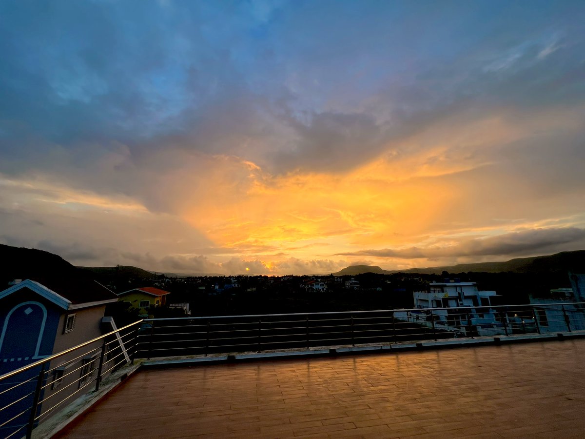 ArmaanMalik22's tweet photo. Been working on so many new things I can’t wait for you all to experience it. in the meanwhile here’s a pretty sunset picture I clicked hehe 🌅🤍 https://t.co/vwCm6BkJTC