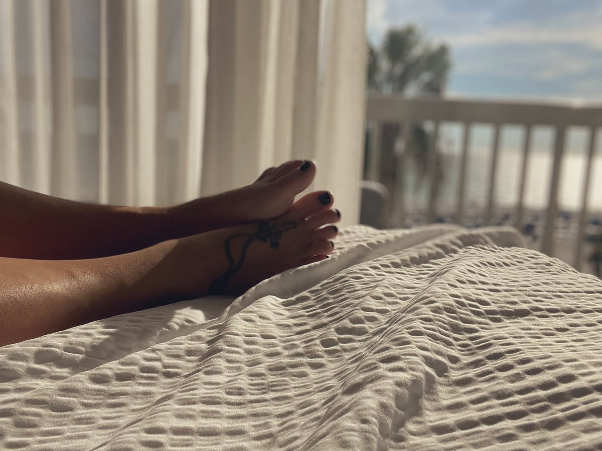 glitz_titz's tweet photo. Freeing my feet from the sheets https://t.co/5v26Jvicip