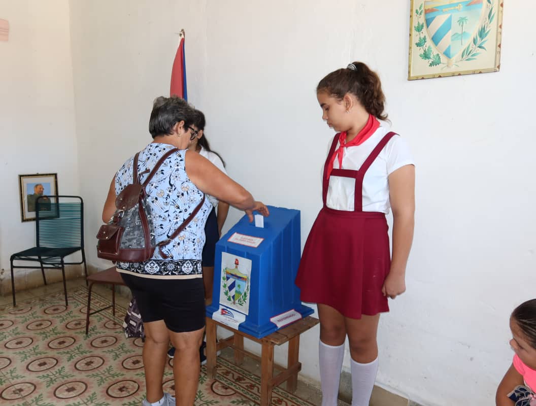 Son los pioneros custodios de las urnas en esta jornada de referéndum por el #CódigoDeLasFamilias en #LaPalma #Cuba