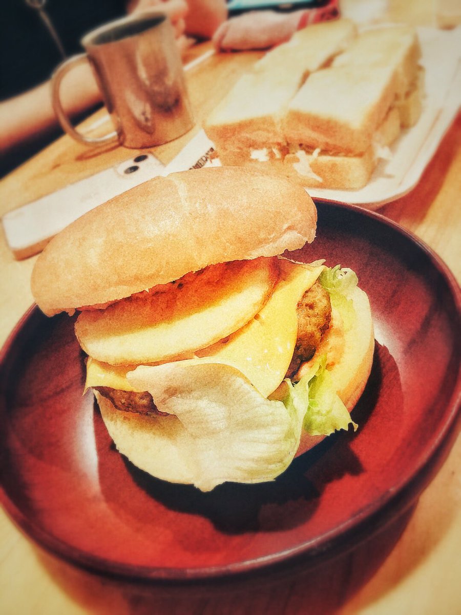 「コメダの月見を食べた 」|おやかた🥘のイラスト