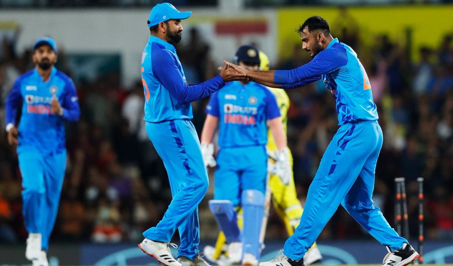 CricketXApp's tweet photo. And a great end to middle overs!

India restricted Australia to 123/6 after 15 overs.

They gave just 51 runs in the middle over.

Now let's see how the final 5 go.

#INDvsAUST20I #IndVsaus3rdt20 #indvsaus #INDvsAUST20 https://t.co/sSjIYq1MLr