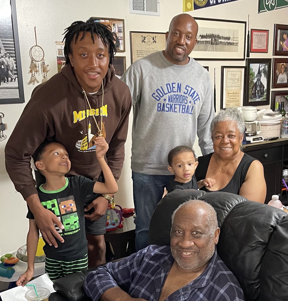 EjnsrSr33's tweet photo. You can’t ever replace Family, ever ♥️🙏🏿 https://t.co/9EAkxnEO6W