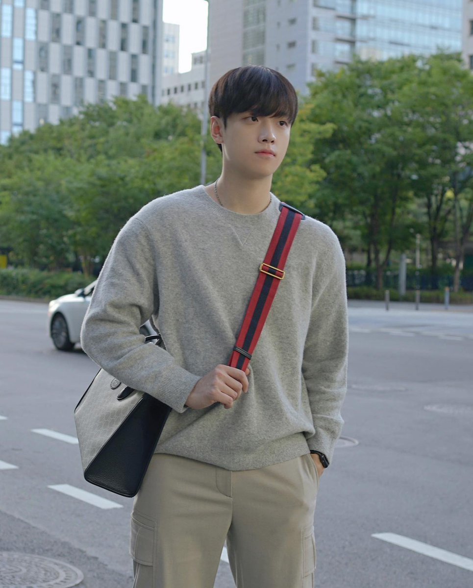 뒷북죄송 근데 잘생겻다고 말안하면 잠이 안올거같아요 잘생겻다진짜잘낫다 ..