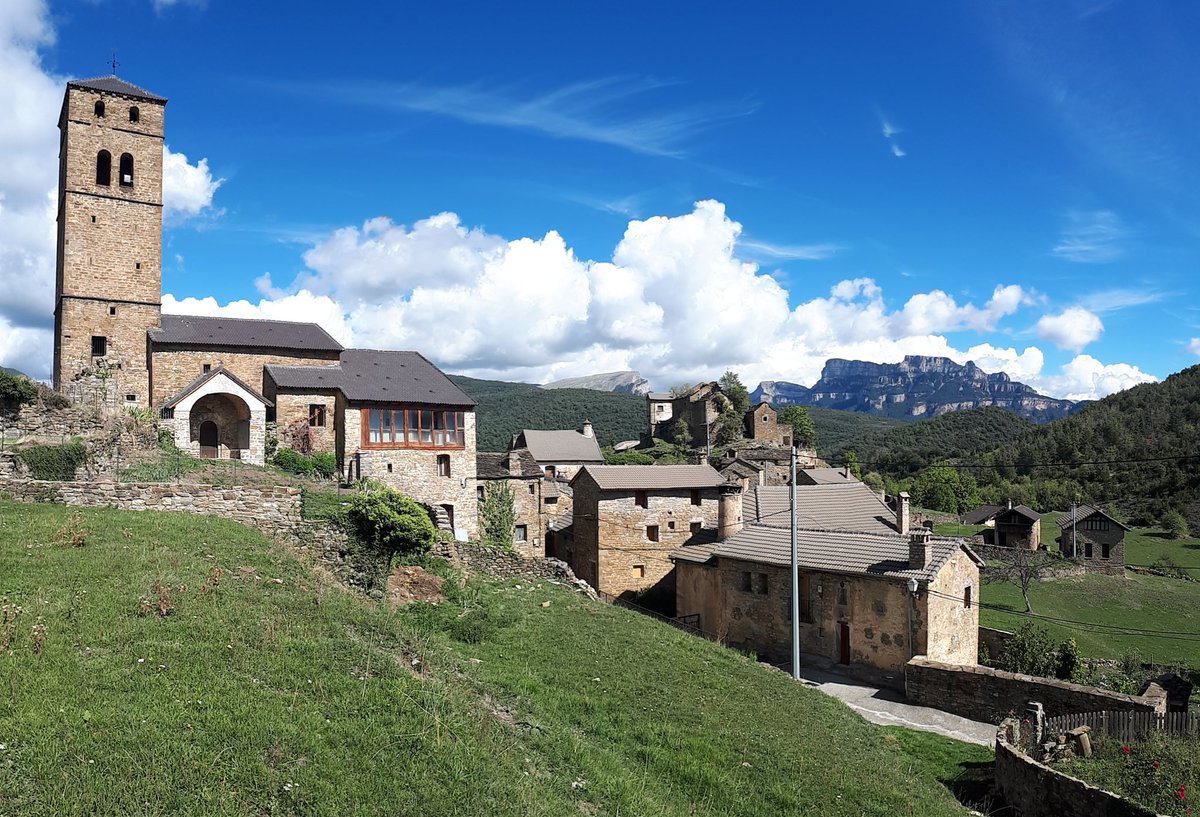 LaMasMoreno's tweet photo. Despoblados de La Solana que vuelven a recuperar sus casas y a sus gentes: #Yeba es un balcón privilegiado a los Sestrales y el Mondoto, y hacia Monte Perdido.

#LaSolana
#Sobrarbe https://t.co/QfMFKX1IxP