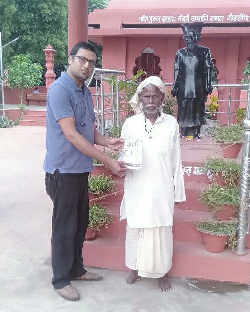 sinhashwetkumar's tweet photo. पर्वत पुरुष दशरथ मांझी के पुत्र श्री भगीरथ मांझी को अपनी लिखी पुस्तक "स्पर्श" की प्रति भेंट करते हुए एक गौरवान्वित क्षण।
#mountainman #dashrathmanjhi #gehlaur #Gaya #WhiteBee #shwetkumarsinha #bihariwriter #indianwriter #bluerosepublishers https://t.co/eWpeawe2jT