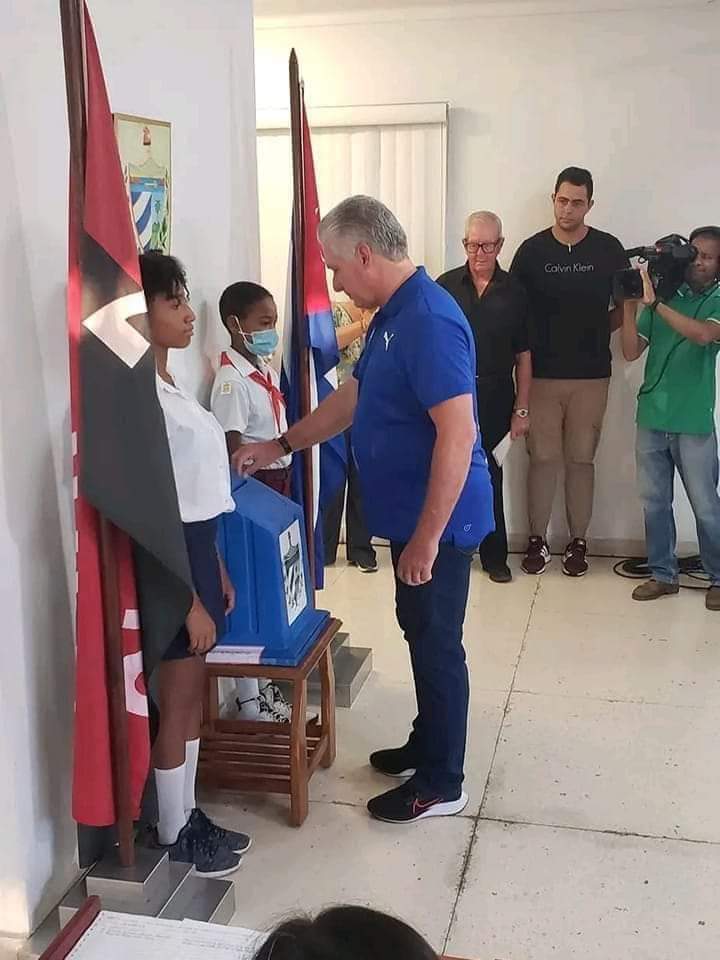 torres_iribar's tweet photo. #PrimerSecretarioDelCCPCC vota y con ello respalda el gran acto de civismo que ejerce nuestro pueblo al refrendar en las urnas #CódigoDeLasFamilias.#CódigoSí #LaHabana https://t.co/isZNGNgC4X