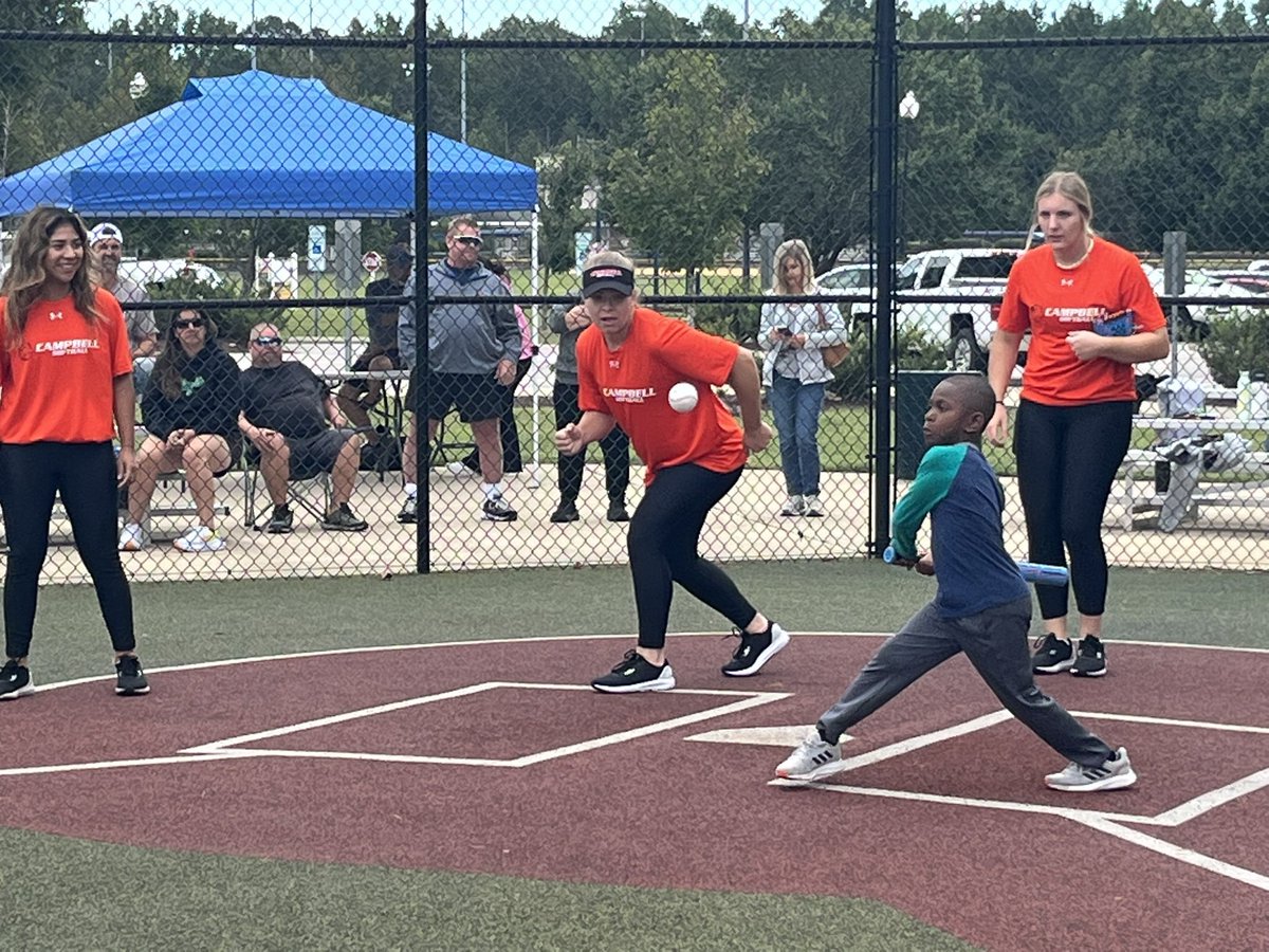 Always great to see former players giving back to the community!  <a href="/madigillespie12/">Madi G</a> and <a href="/GoCamelsSB/">Campbell Softball</a> helping out with the Miracle League community service this week!