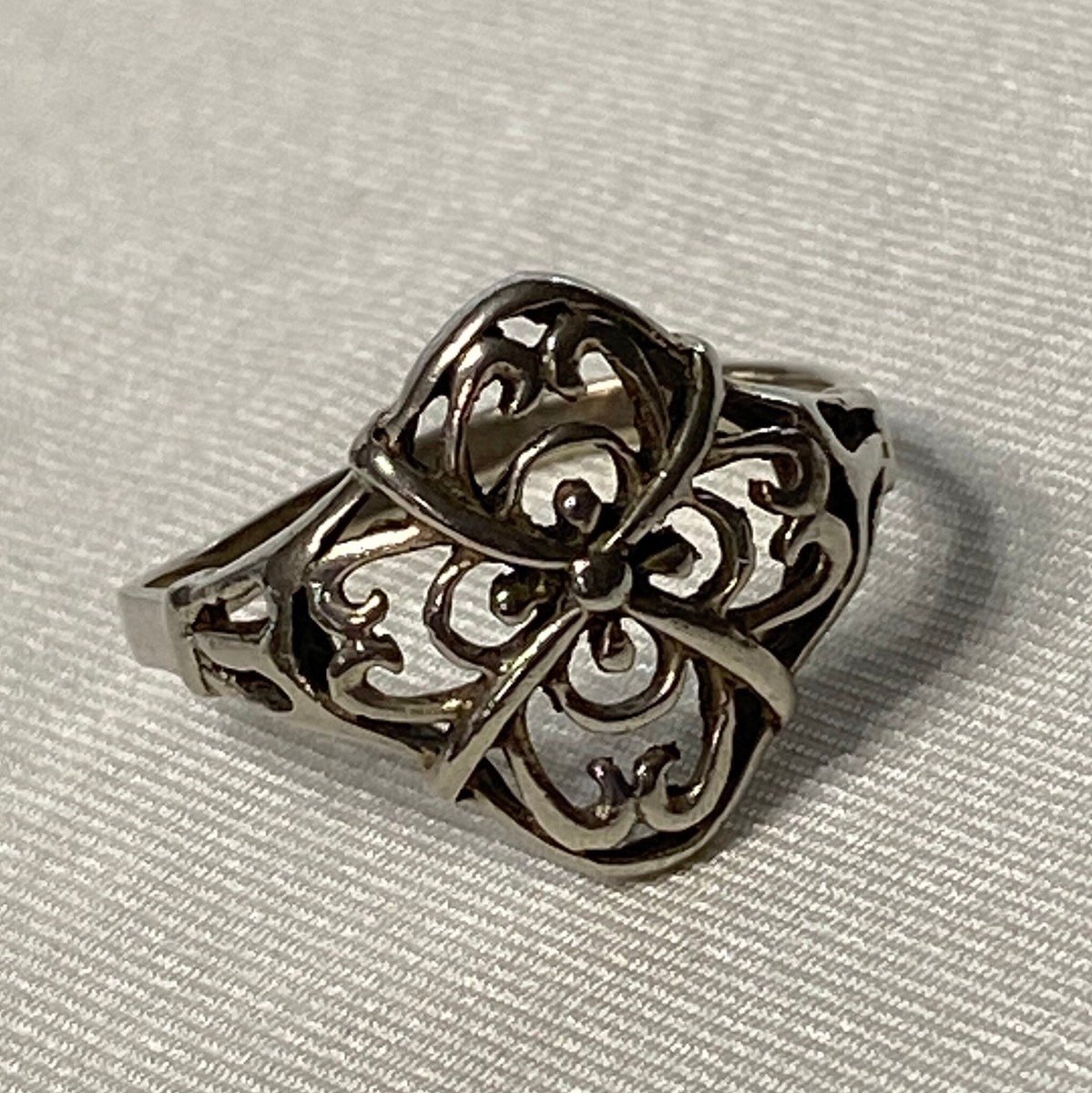 Excited to share this item from my #etsy shop: Sterling Silver 925 Flower Floral Band Ring Size 8 Jewelry Gift etsy.me/3flbTAP
#flowerring #rings #sterling #silverrings #sale #gifts