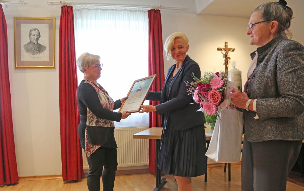 DruzinaSi's tweet photo. [SVEŽE] Društvo katoliških pedagogov Slovenije (DKPS) je podelilo priznanja. Dobitniki Slomškovih priznanj so #MarijaPrikeržnik, #AnkaSavelliGaser in @AVrabic, častni član DKPS pa je postal #ValentinInzko. Čestitke vsem! 👏
✍️ in📸: Ivo Žajdela
Več 👉: https://t.co/iWdqvCQgW5 https://t.co/YtPtTx9KO6