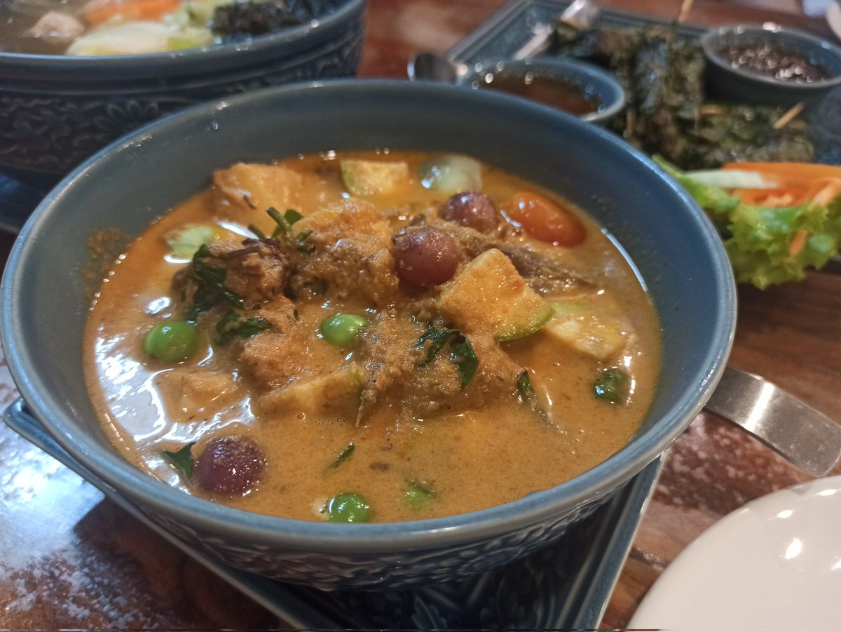 malimali's tweet photo. ลายคราม ร้านอาหารไทยที่เมืองลำปาง เอ๊อ อร่อยอะ ถึงเครื่องแต่รสไม่จัดมาก หมูย่างชะพลูหอม แกงจืดนุ่มนวล แกงเผ็ดเป็ดย่างรสชัดเจน พล่าปลาทับทิมสด ทอดมาดี น้ำยำบาลานซ์ เพลย์ลิสต์ร้านนี่ถ้าแม่มาด้วยน่าจะชอบ
#whereinth #reviewthailand https://t.co/xjkDXhO2Ai