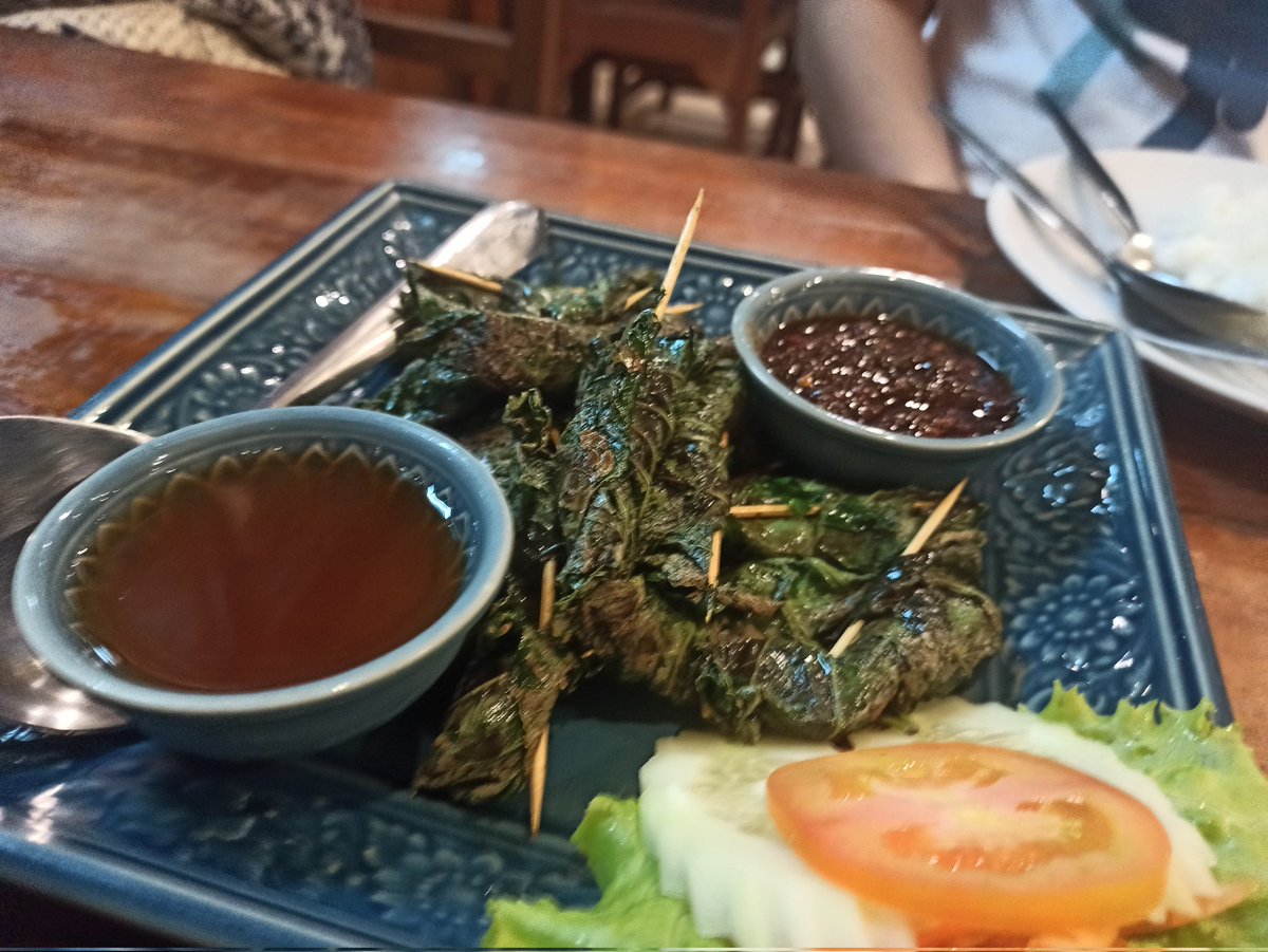 malimali's tweet photo. ลายคราม ร้านอาหารไทยที่เมืองลำปาง เอ๊อ อร่อยอะ ถึงเครื่องแต่รสไม่จัดมาก หมูย่างชะพลูหอม แกงจืดนุ่มนวล แกงเผ็ดเป็ดย่างรสชัดเจน พล่าปลาทับทิมสด ทอดมาดี น้ำยำบาลานซ์ เพลย์ลิสต์ร้านนี่ถ้าแม่มาด้วยน่าจะชอบ
#whereinth #reviewthailand https://t.co/xjkDXhO2Ai