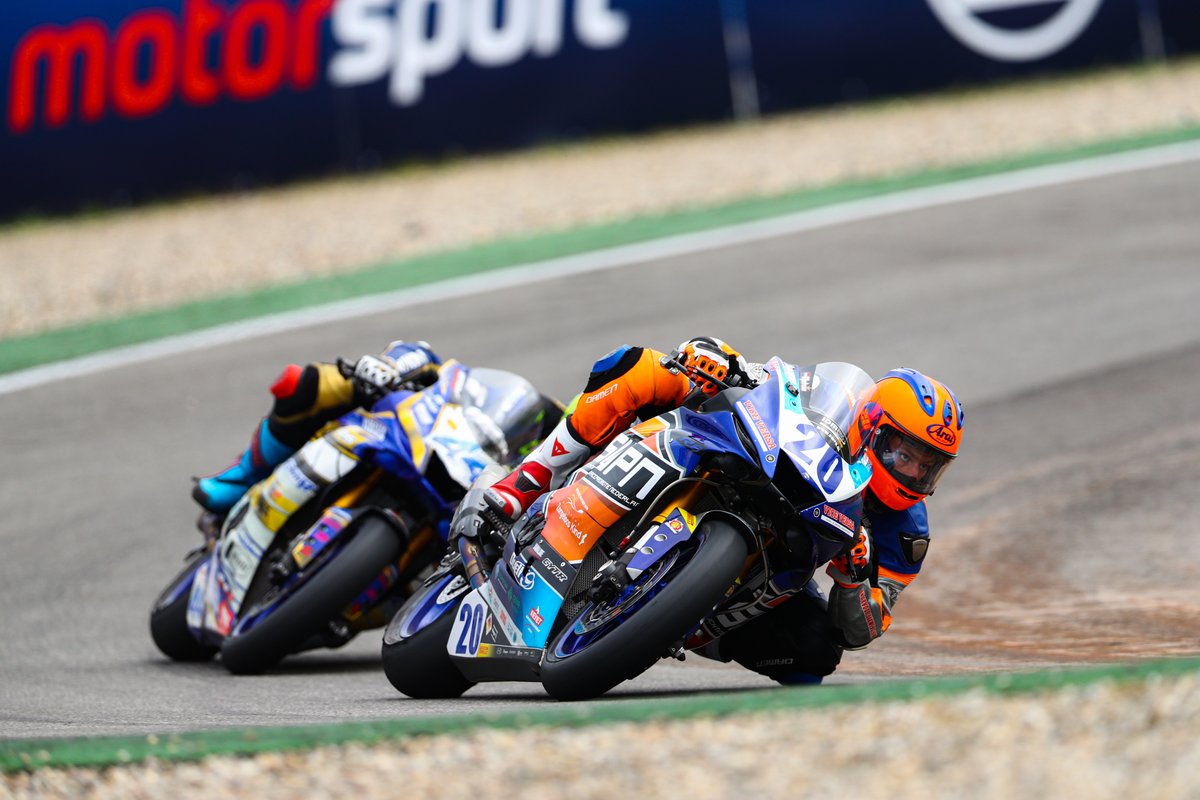Melvin van der Voort wint beide IDM Supersport races in Hockenheim. De tweede race leverde met Twan Smits (P2) en Milan Merckelbagh (P3) een volledig Nederlands podium op. Walid Khan won tweede IDM Supersport 300 race. 

Lees meer: bit.ly/3DSeQDj