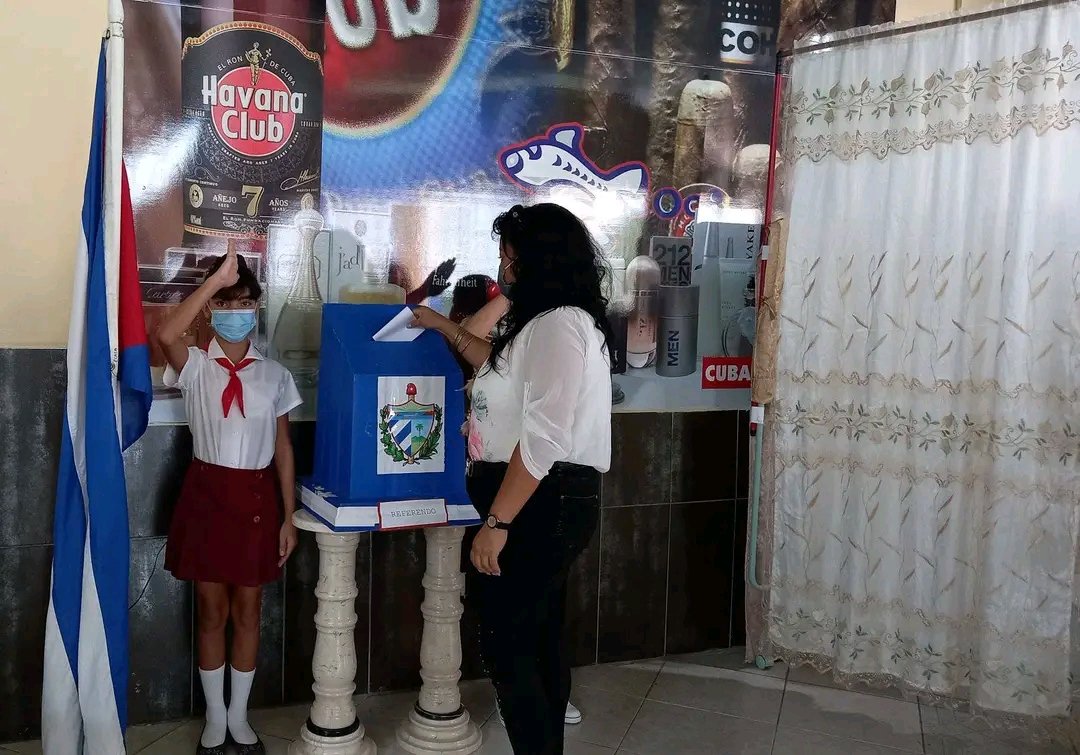 radioangulo's tweet photo. Desde el Aeropuerto Internacional "Frank País García" de #Holguín también se ejerce el derecho al voto ✅
🗳🇨🇺 #TuVotoCuenta
@MitransCuba @transporteTHG @CACSAaviacion
#Cuba #Holguín #radio #RadioAngulo #CmkoRadioAngulo https://t.co/efZFlR5Zpt