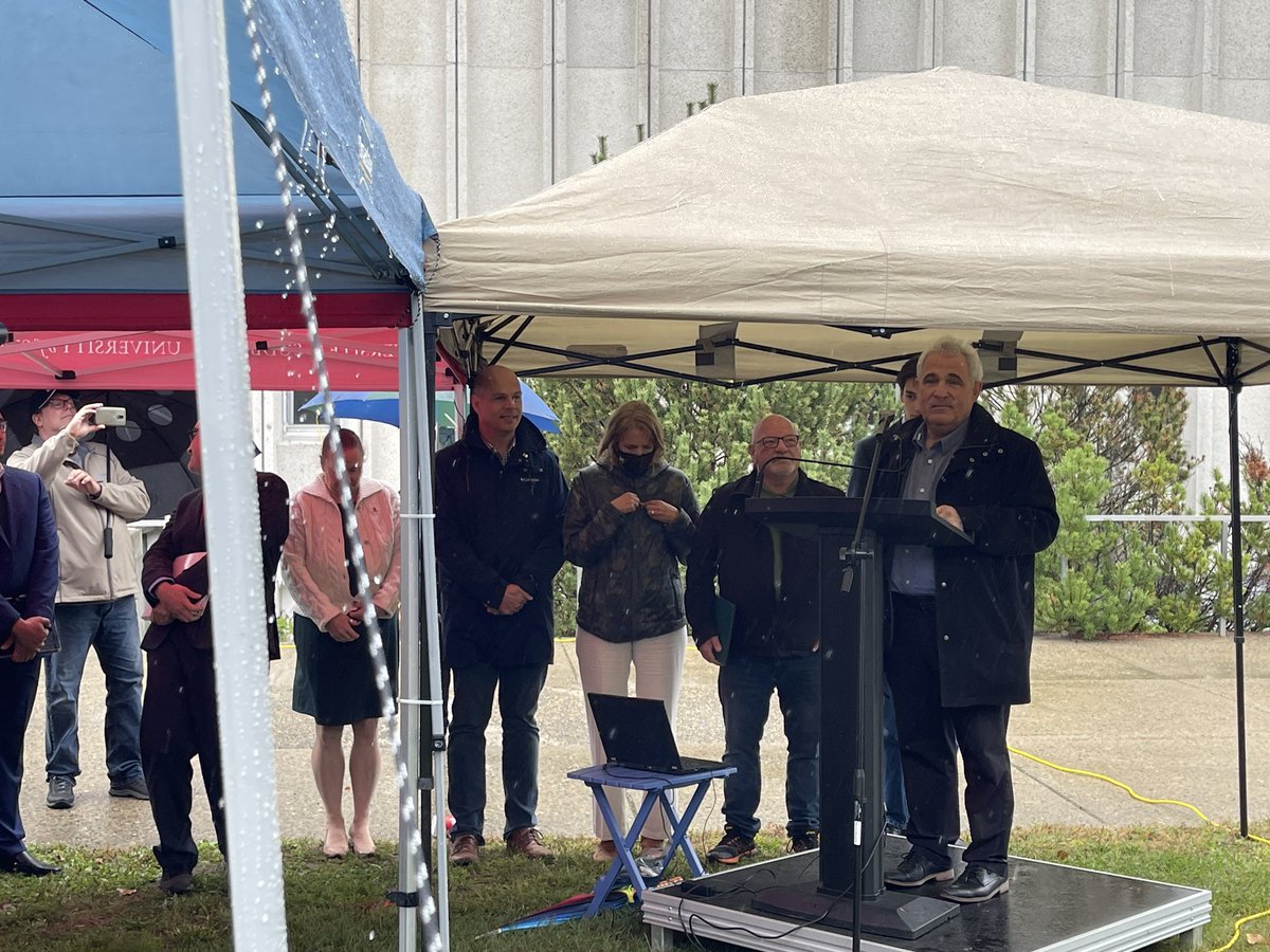 collegeboreal's tweet photo. C’est le #JFO 2022 et nous sommes à @UdeSudbury en nombre pour célébrer, malgré le temps maussade. C’est le 47e anniversaire du premier lever de notre drapeau, ICI! #fierté #SudburyON #ONfr #notreplace Happy Franco-Ontarian Day! #ONpoli https://t.co/CQzOF7xajS