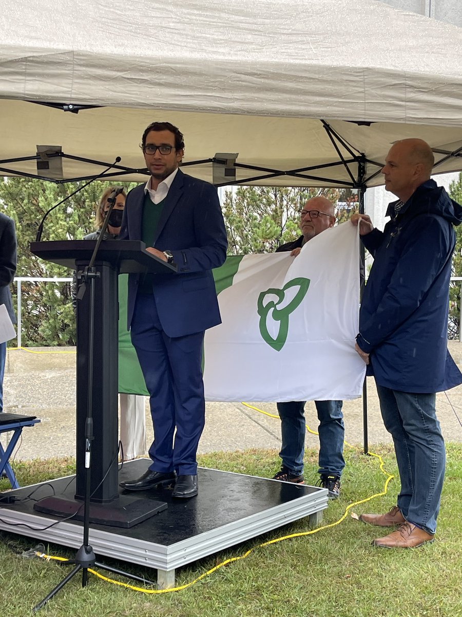 collegeboreal's tweet photo. C’est le #JFO 2022 et nous sommes à @UdeSudbury en nombre pour célébrer, malgré le temps maussade. C’est le 47e anniversaire du premier lever de notre drapeau, ICI! #fierté #SudburyON #ONfr #notreplace Happy Franco-Ontarian Day! #ONpoli https://t.co/CQzOF7xajS
