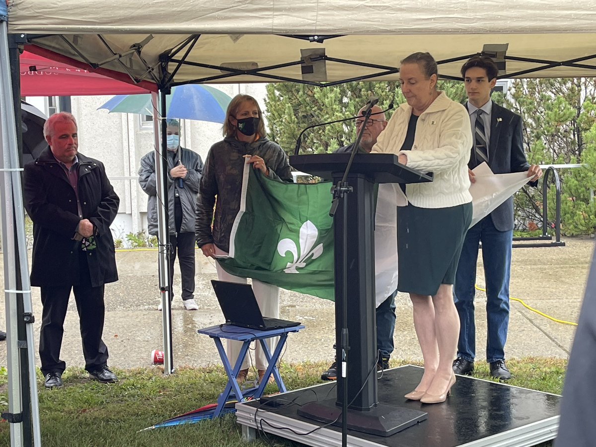 collegeboreal's tweet photo. C’est le #JFO 2022 et nous sommes à @UdeSudbury en nombre pour célébrer, malgré le temps maussade. C’est le 47e anniversaire du premier lever de notre drapeau, ICI! #fierté #SudburyON #ONfr #notreplace Happy Franco-Ontarian Day! #ONpoli https://t.co/CQzOF7xajS