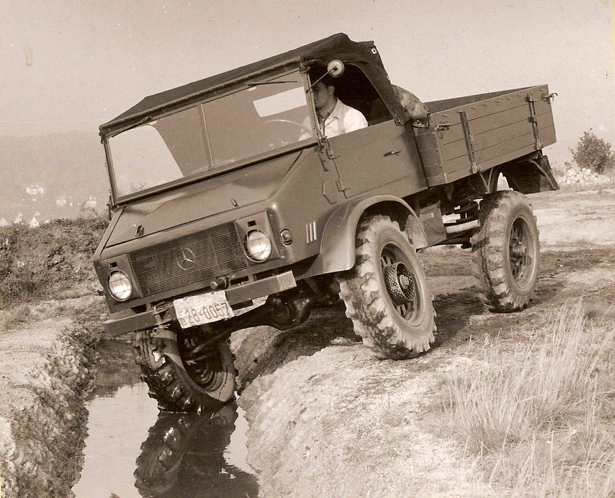 UnimogCommunity's tweet photo. 1954: Prototype of a Unimog-S at the "Sauberg" test site within sight of the Unimog factory in Gaggenau at the time. #mercedesbenz #cars #carsofinstagram #gaggenau #unimog #4x4 #daimler #ucg #unimogfan #bundeswehr #army #armee #404S #unimog404 #unimogs #frencharmy #prototype # https://t.co/z2fzAmLPft