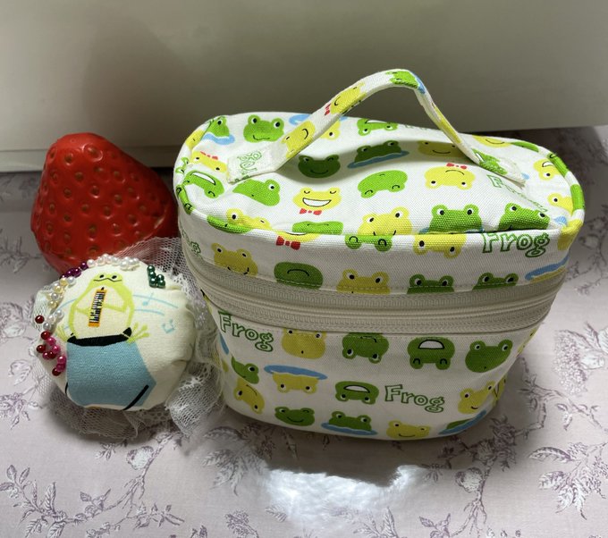 今日中に作っちゃいたかったので眠気と戦いながら縫ったよ、ミニバニティケース。普段使いのプチ裁縫箱が欲しかったんだわ。アチコチ気になる箇所はあるけど、ネムネムなのでグンナイ 