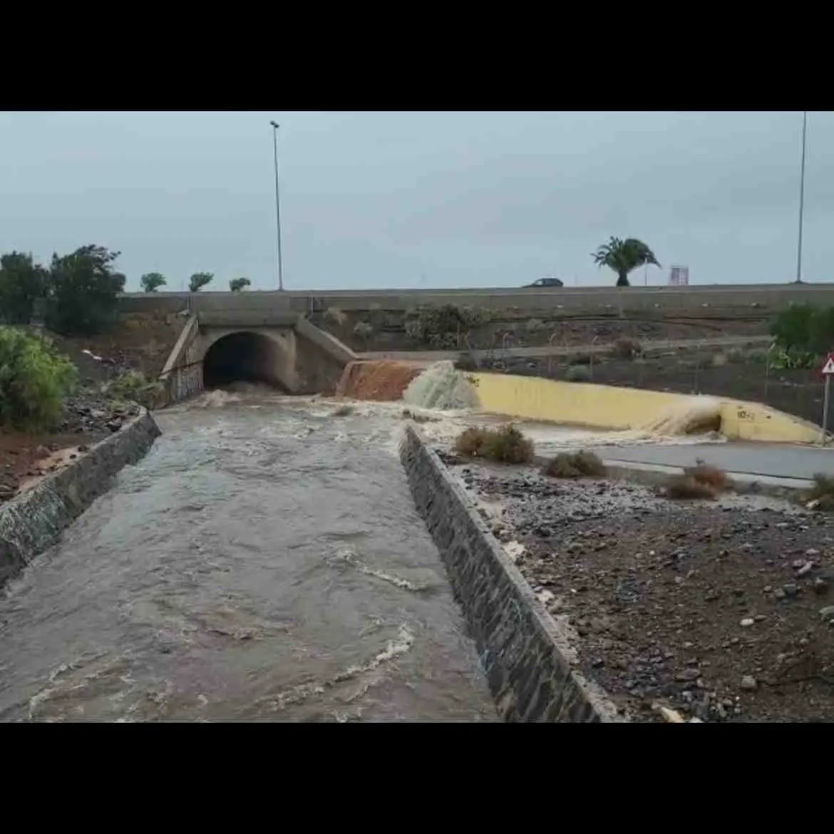 Franciscogarnc's tweet photo. Desde el @santaluciagc hemos activado el plan de emergencia municipal #PEMU y estamos actuando desde el CECOPAL en coordinación con el @cabildodegrancanaria

Policía local y protección civil municipal se encuentra desplegados por todo  #santaluciadetirajana
#Hermine 
#FMAcanarias https://t.co/k1NLmTzkPj