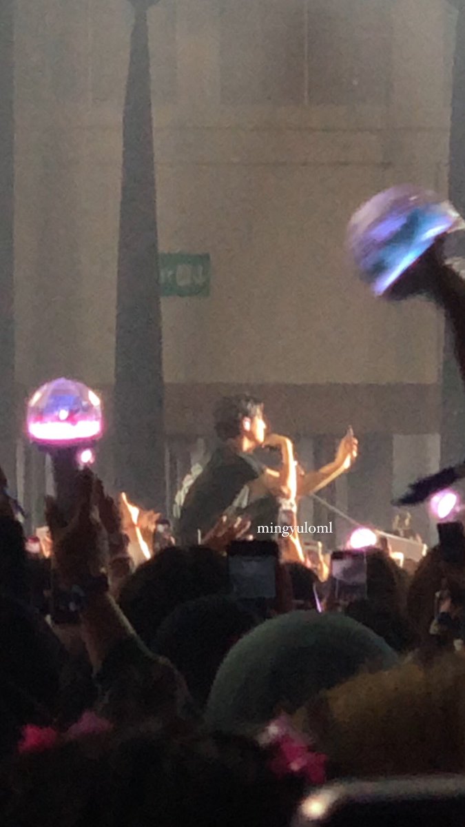 HMWLOOKS's tweet photo. 220924 mingyu taking a carat’s phone #민규 https://t.co/B8e0VzhLvT
