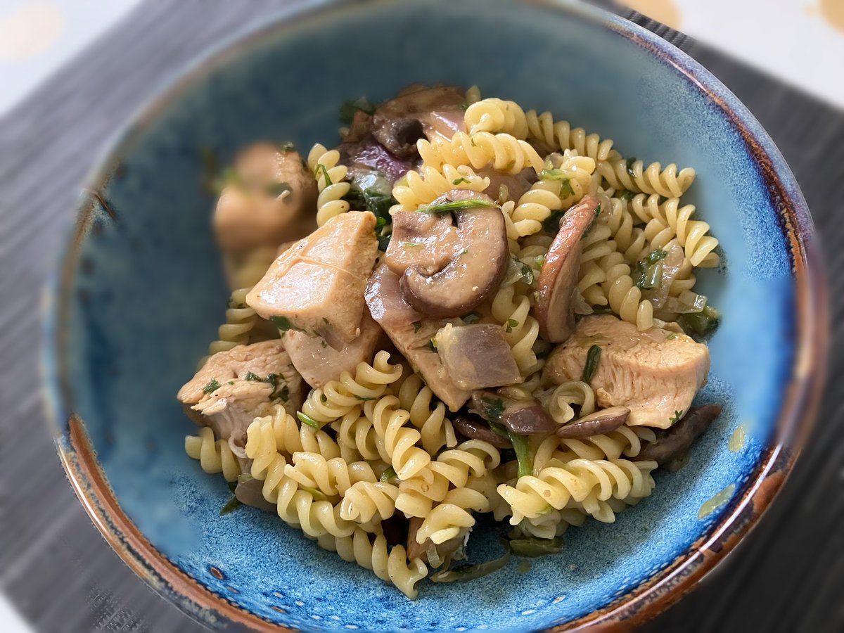 HildeStroobant's tweet photo. Herfstpasta! π
#kip #champignons #prei #rodeui #peterselie #olijfolie #PZ https://t.co/6lDiBJ1CDh