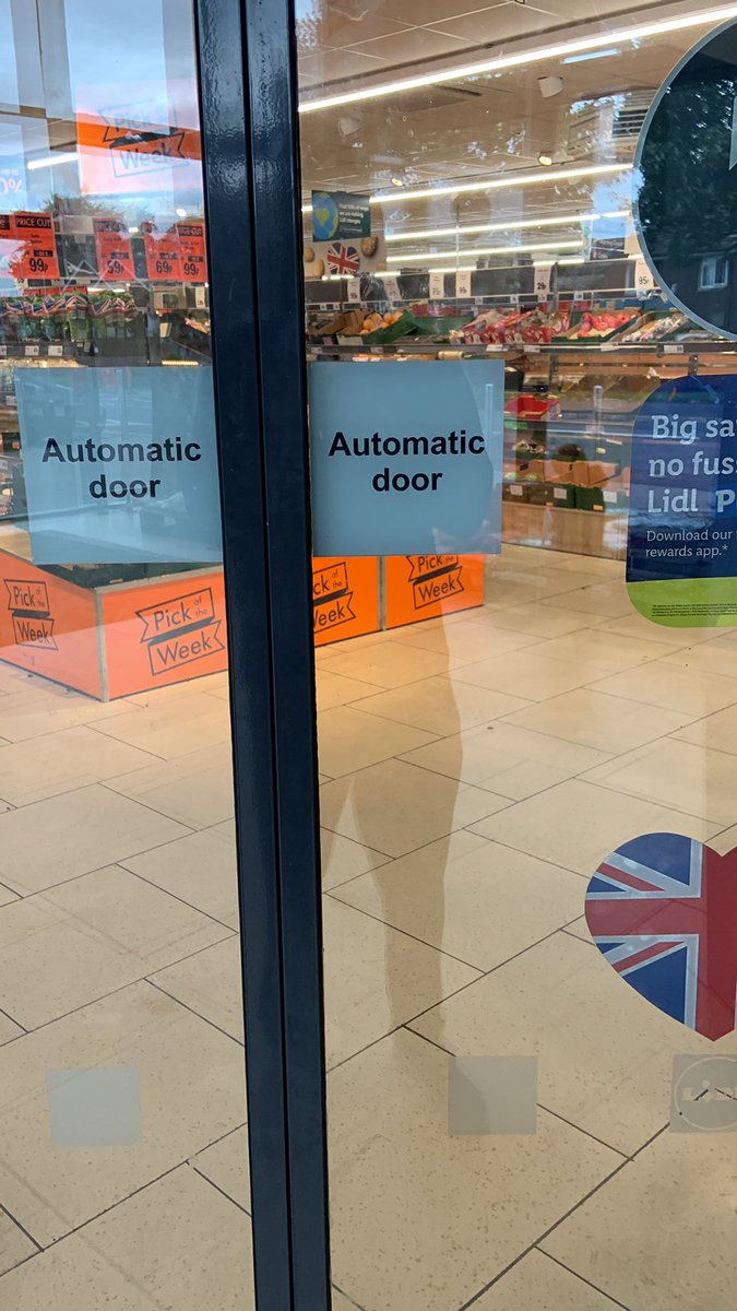 tsantosh7's tweet photo. Not even 4 o clock. Harpurhey @LidlGB closed at 3:50 on today. The manager is very rude. I cannot believe that I was pushed away!!  I would never shop in again. https://t.co/hJIy2xywdA