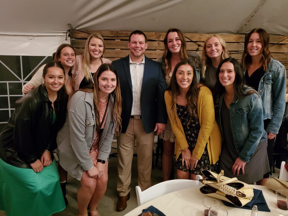 skaarjordan2's tweet photo. I got to witness one of my favorite people @MackenzieHuber accomplish some amazing things in college but seeing her walk down the aisle yesterday was her greatest moment yet! #proudcoach 
Quick S/O to former players and my recruits! https://t.co/sJiVPnnYJz