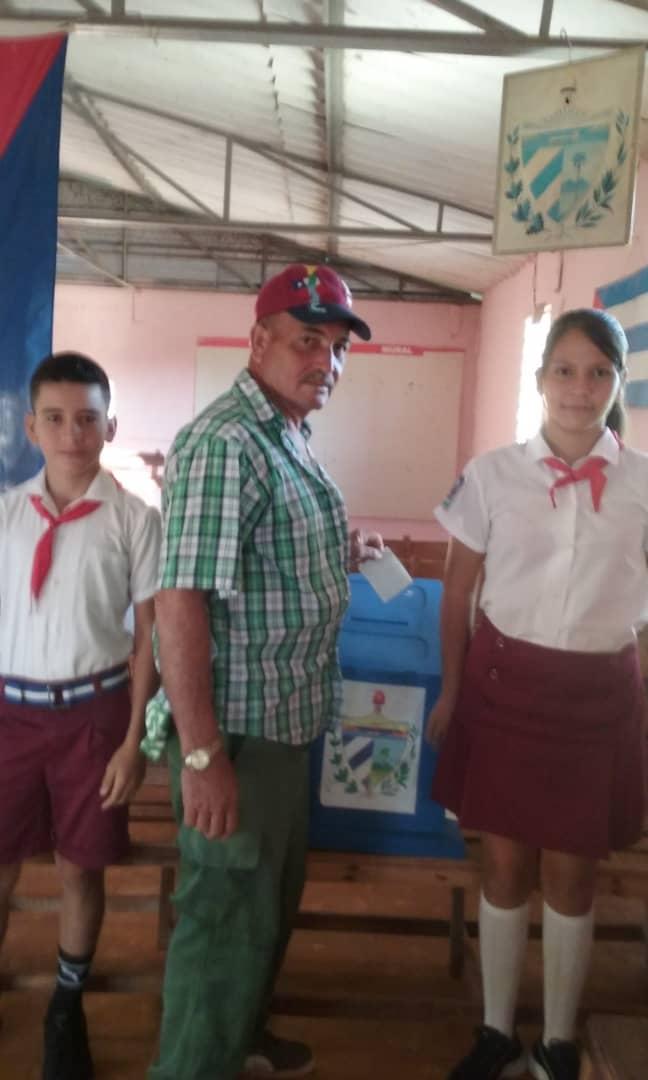 MixtoAbel1's tweet photo. Desde Maravilla Roja Circunscripción #106, nuestros pioneros apoyando el referendo del #CódigoDeLasFamilias, donde todos damos nuestro Sí por nuestro #Código @pineda_lien @DmeArtemisa @DirectorMunici2 @elsa_ena https://t.co/XMObu55nnx