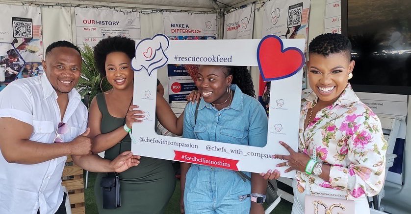 chefs_with's tweet photo. More fun at the @DeliciousFestSA Our celebrity Chefs meeting colleagues, old and new.
Your SMALL donation turns out to have a LARGE impact. ❤️🇿🇦🥘
#DStvDeliciousFestival #FoodAndMusicFestival #HeritageWeekend #FoodFestival #FoodiesOfSA #ChefsWithCompassion #HeritageDay2022 https://t.co/op5DFl4AlC
