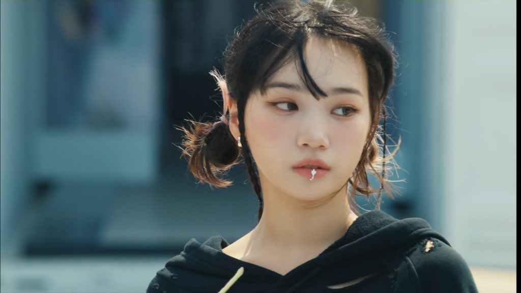 lesserafimpics_'s tweet photo. CHAEWON WITH A LIP RING https://t.co/8ZHS4TxpoH