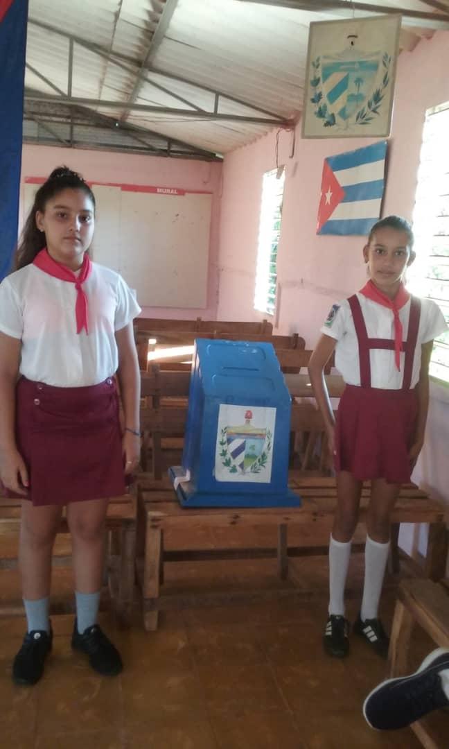 MixtoAbel1's tweet photo. Desde Maravilla Roja Circunscripción #106, nuestros pioneros apoyando el referendo del #CódigoDeLasFamilias, donde todos damos nuestro Sí por nuestro #Código @pineda_lien @DmeArtemisa @DirectorMunici2 @elsa_ena https://t.co/XMObu55nnx