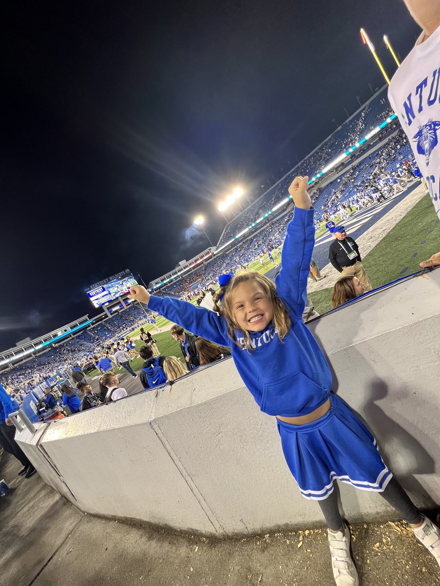 A great night watching another CATS win and thanks to Tayvion Robinson for making Kirby’s night!! @RobinsonTayvion <a href="/UKFootball/">Kentucky Football</a>