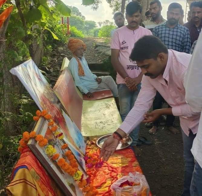 _JaysuryaBJP's tweet photo. भारतीय जनता युवा मोर्चा बिड़वाल मंडल द्वारा भाजपा के पितृपुरुष पंडित दीनदयाल उपाध्याय जी की जन्म जयंती के अवसर पर उनके चित्र पर श्रद्धासुमन अर्पित कर माल्यार्पण किया https://t.co/nc6kjtUV98