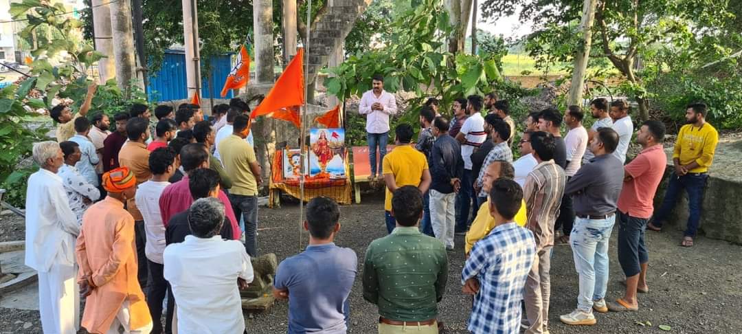 _JaysuryaBJP's tweet photo. भारतीय जनता युवा मोर्चा बिड़वाल मंडल द्वारा भाजपा के पितृपुरुष पंडित दीनदयाल उपाध्याय जी की जन्म जयंती के अवसर पर उनके चित्र पर श्रद्धासुमन अर्पित कर माल्यार्पण किया https://t.co/nc6kjtUV98