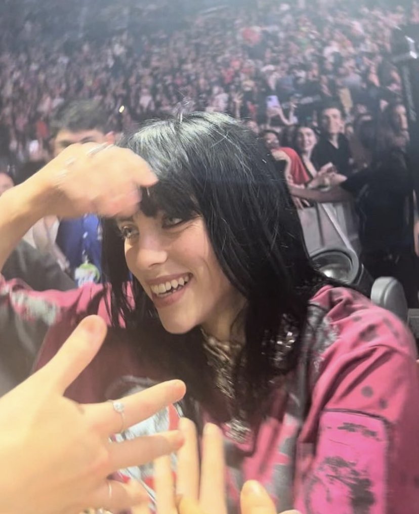 bilmydear's tweet photo. if i never get to be this close to billie i dont know what i’m gonna do https://t.co/BPThbVAHjl