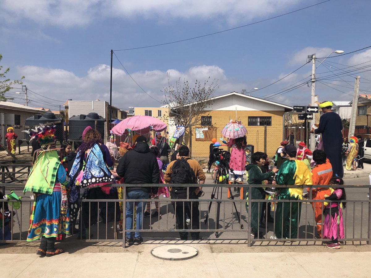 #PODERCONSTITUYENTE (@paulinaacevedom) on Twitter photo Medios del la Asociación Gremial Nacional de Medios Independientes y Comunitarios <a href="/anamicag/">Anamica Gura</a> acompañando el Carnaval de la Primavera en #BajosDeMena
¡Juntos comunicamos más! 💪
#derechoalacominicacion #Democratizaciondelespectro #leydemedios #comunidad #libertaddeexpresion #Chile Medios del la Asociación Gremial Nacional de Medios Independientes y Comunitarios <a href="/anamicag/">Anamica Gura</a> acompañando el Carnaval de la Primavera en #BajosDeMena
¡Juntos comunicamos más! 💪
#derechoalacominicacion #Democratizaciondelespectro #leydemedios #comunidad #libertaddeexpresion #Chile