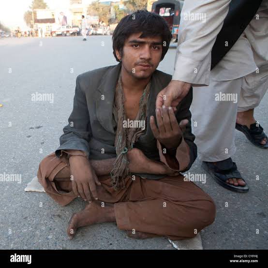 Ayeshar79402579's tweet photo. Due to inflation, the beggars in Pakistan are too many. Unfortunately, people become beggars because they are jobless and can’t afford their expenses. Govt should have to do something #Control_inflation https://t.co/PObOyCXrLZ