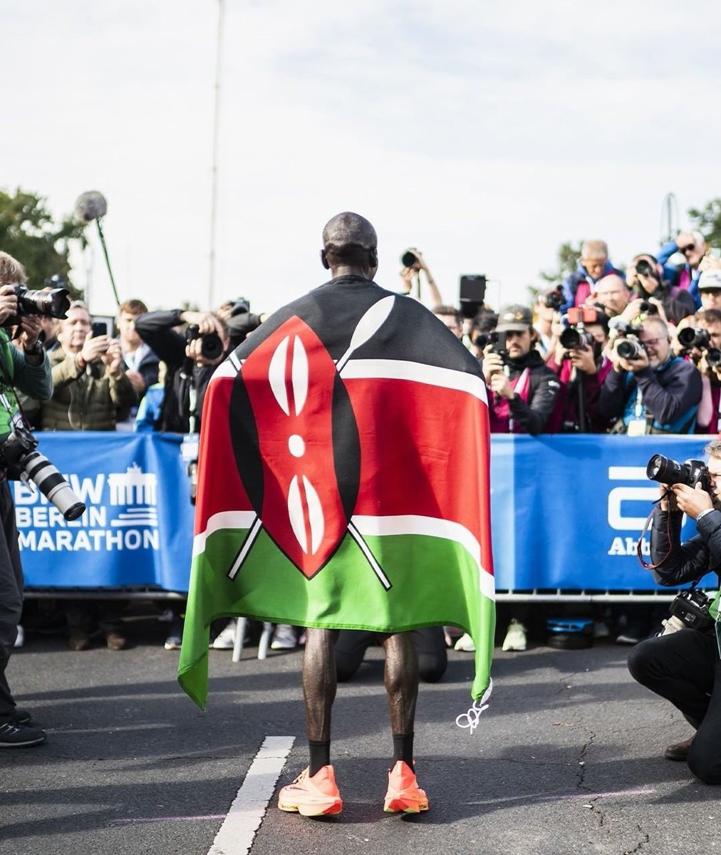 RuncardItalia's tweet photo. 💥 𝑲𝒊𝒑𝑹𝑬𝑪𝑶𝑹𝑫: 2h01'09"!🌍

🇰🇪 Sempre Berlino, sempre record! Nuovo record del mondo per @KipchogeEliud migliorando di 30" il precedente primato di 4 anni fa!

LEGGENDA!

📸 @berlinmarathon

#running #runcard #marathon #worldrecord #berlinmarathon https://t.co/B0s7I52087