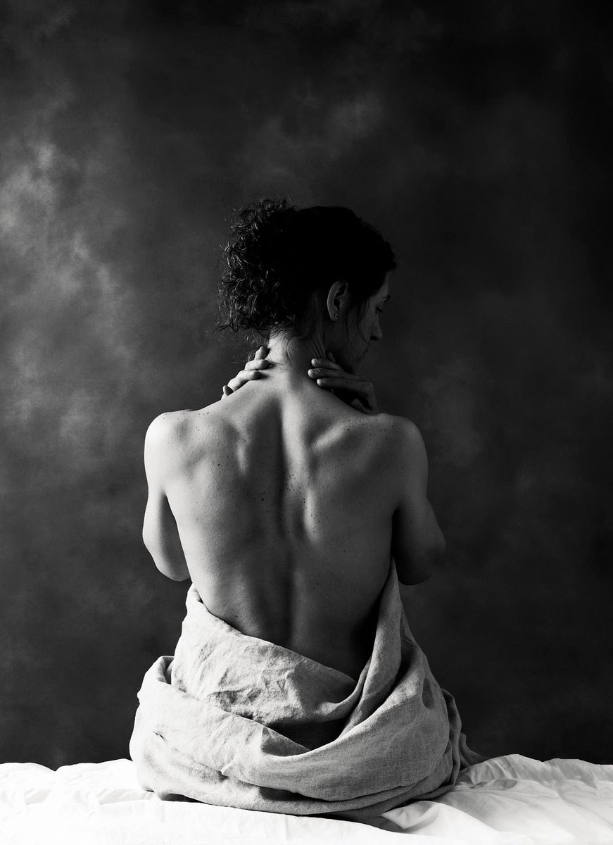 aelindholm's tweet photo. The back #portraitphotography #nikonphotography #blackandwhitephotography #bnw #studiophotography https://t.co/QEFdNtr0rT