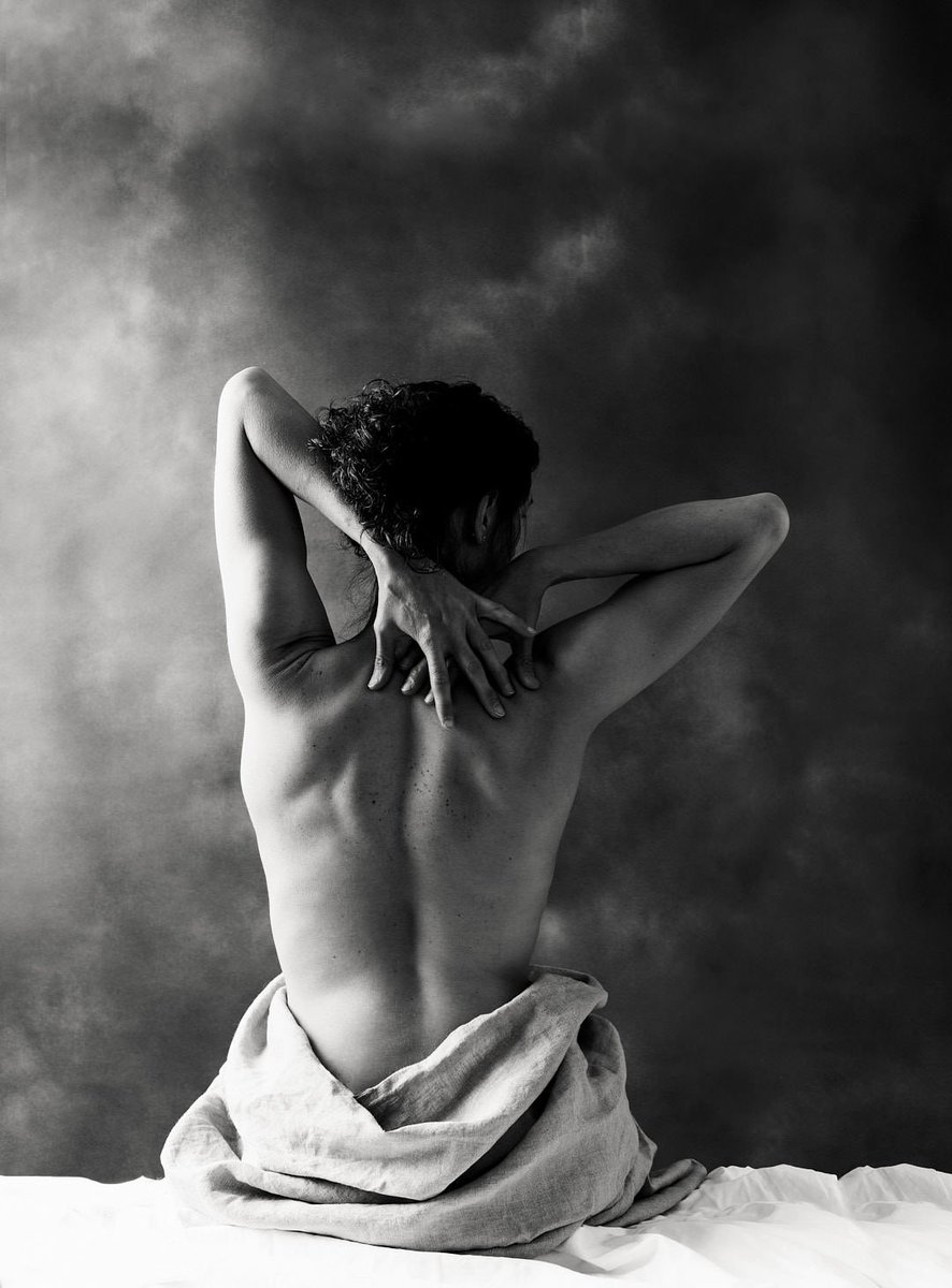 aelindholm's tweet photo. The back #portraitphotography #nikonphotography #blackandwhitephotography #bnw #studiophotography https://t.co/QEFdNtr0rT