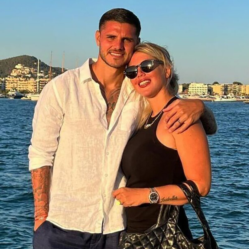 C5N's tweet photo. 😱 Mauro Icardi publicó sus chats con Wanda Nara: "Tóxica nivel 1000" 

👉 Después de que él desmintiera la separación y ella la confirmara, el futbolista mostró los mensajes y llamadas perdidas que recibió en su celular.