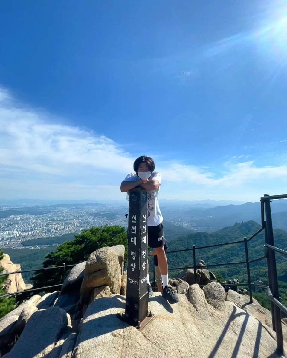cuttevante's tweet image. 📸| RM EN INSTAGRAM 

📍 monte dobong

 🐨 bigeumbong.. ah.. no.. dobong

 t/n bigeumbong es el nombre que se le da al monte dobong en la película 'decisión de irse'