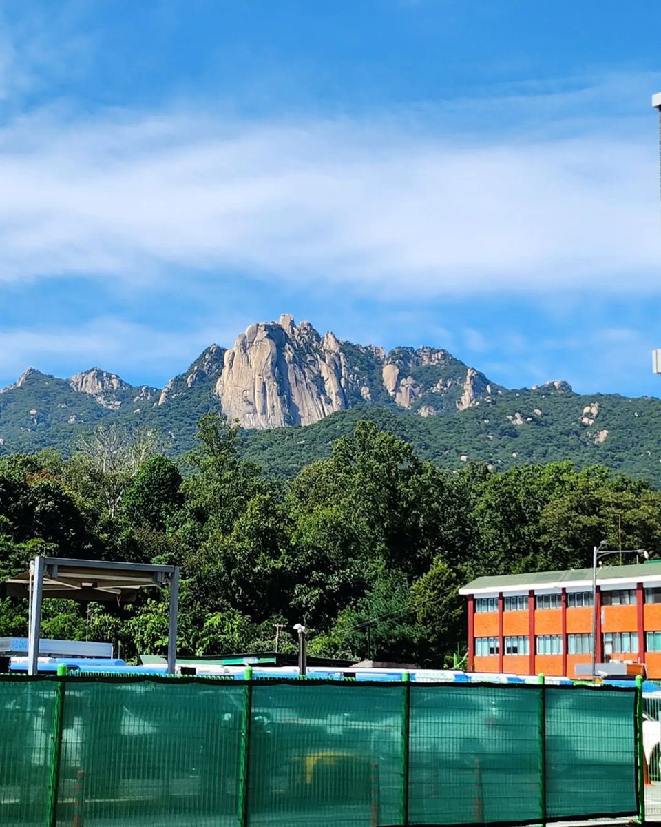 cuttevante's tweet image. 📸| RM EN INSTAGRAM 

📍 monte dobong

 🐨 bigeumbong.. ah.. no.. dobong

 t/n bigeumbong es el nombre que se le da al monte dobong en la película 'decisión de irse'