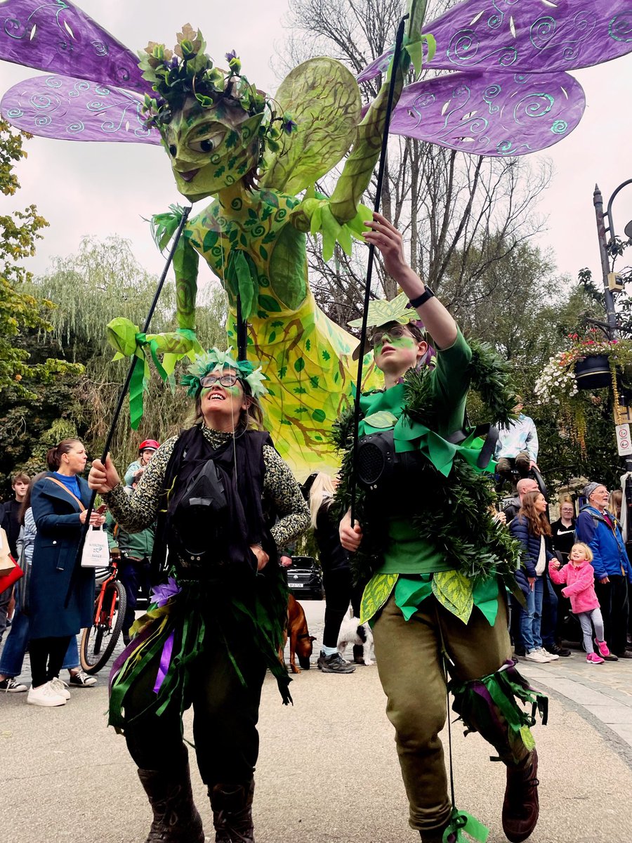 Kattercakes's tweet photo. Every year the #handmadeparade in my beautiful hometown of #hebdenbridge makes me ridiculously emotional. All that human effort and papier-mâché makes me feel happy and sad at the exact same time 🌞🦊🧚 https://t.co/L358WvsjnN